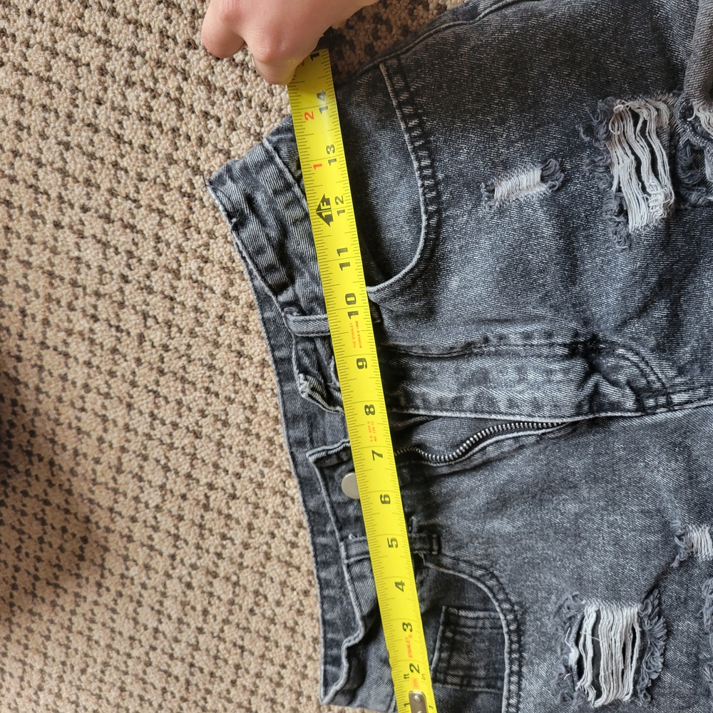 SHEIN Distressed jean Shorts - Picture 3 of 4